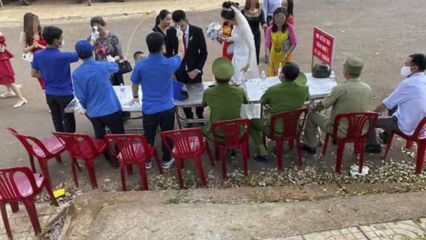 Bối rối vì sắp cưới thì vướng dịch