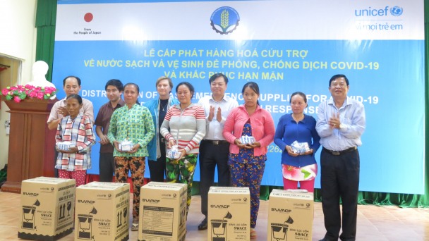 Sóc Trăng: Trao tặng bình lọc nước cho người dân vùng hạn mặn