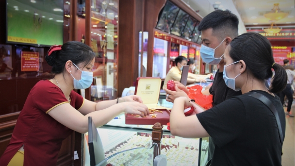 Giá vàng tăng kỉ lục, dân Thủ đô đổ xô mua bán