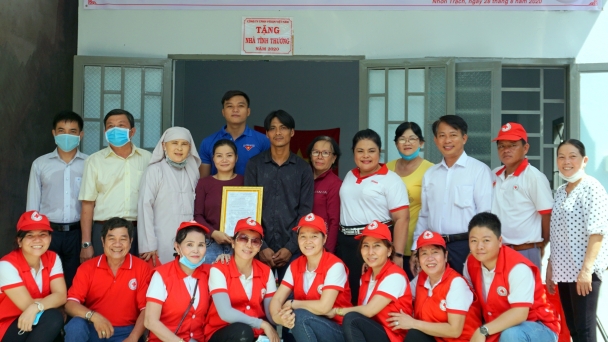 Trao tặng nhà tình thương cho 2 hộ gia đình khó khăn