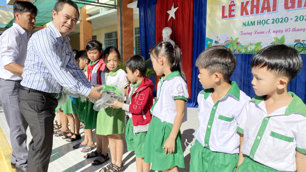 Nicotex Cần Thơ 'Đồng hành chắp cánh ước mơ' cùng học sinh nghèo