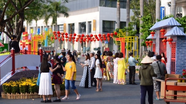 Đường hoa xuân đầu tiên mở cửa đón khách tham quan