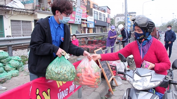 Người Hà Nội xếp hàng từ sáng sớm chờ 'giải cứu' nông sản Hải Dương