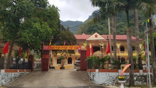 Trụ sở to và dân nghèo