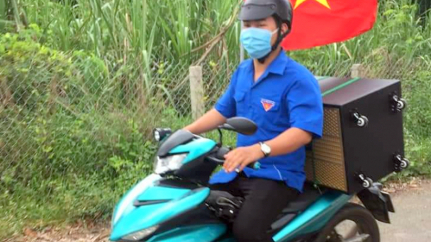 'Cõng' loa đi khắp vùng biên cảnh báo Covid-19