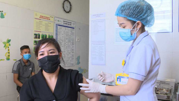 Gần 22.000 người lao động tại các khu công nghiệp được tiêm vắc-xin phòng Covid-19