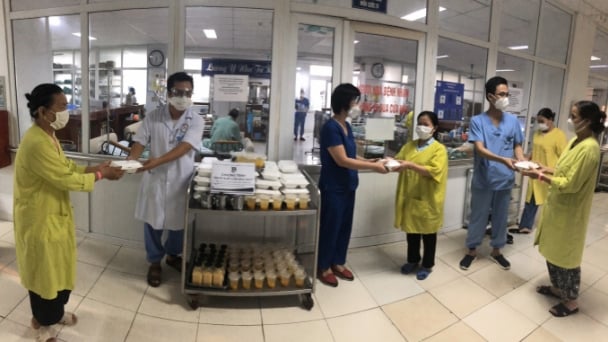 Hỗ trợ miễn phí 400 suất ăn/ngày cho bệnh nhân và người nhà