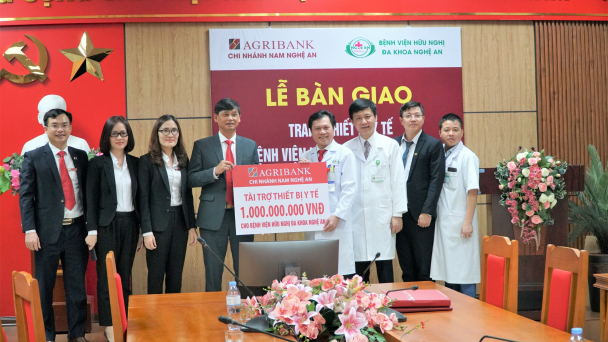 Agribank Nam Nghệ An trao gói thiết bị y tế trị giá 1 tỷ đồng
