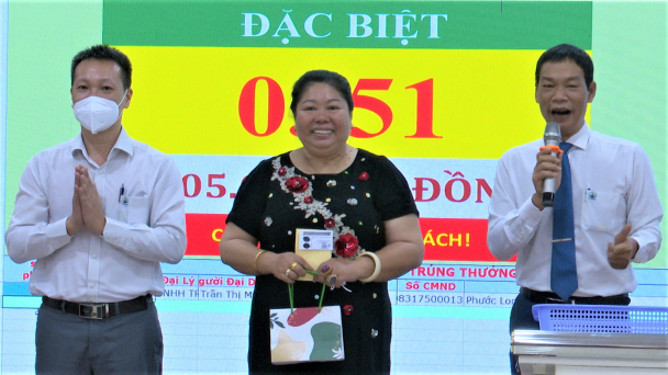 Một khách hàng đến dự quay số trực tiếp 'rinh' giải đặc biệt
