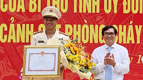 Trao Quyết định thăng hàm vượt cấp cho Trung uý Thái Ngô Hiếu