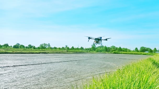 Có máy bay nông nghiệp đa năng, nông dân trồng lúa nhàn hơn bao giờ hết