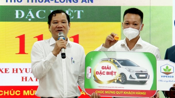 Hai khách hàng trúng giải đặc biệt 'rinh' xe ô tô của Vipesco