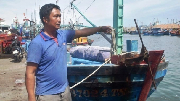 Xăng dầu tăng giá, thiếu hụt đè nặng ngư dân vươn khơi bám biển