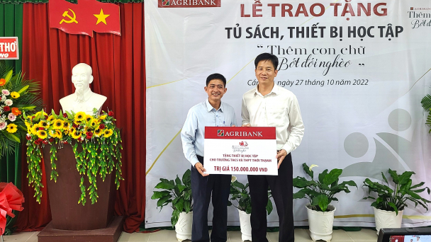 Trao tặng thiết bị học tập chương trình ‘Thêm con chữ, bớt đói nghèo’
