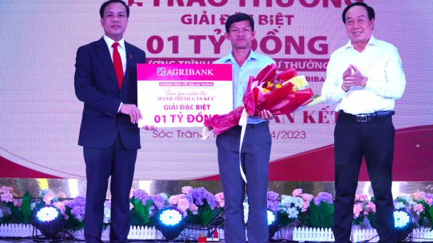 Agribank trao thưởng 1 tỷ đồng cho thầy giáo Sóc Trăng tham gia gửi tiết kiệm