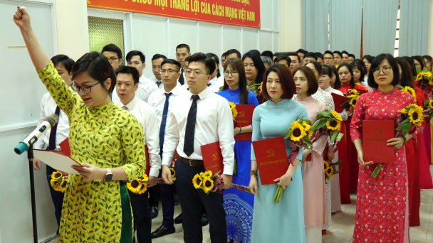 Xây dựng đội ngũ cán bộ đảng viên vừa hồng vừa chuyên