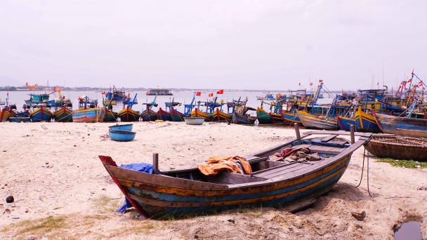 Tàu nằm bờ, cuộc sống ngư dân 'mắc cạn'