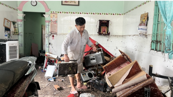 Lũ quét bất ngờ, nước dâng 1,5m cuốn trôi nhiều tài sản của người dân