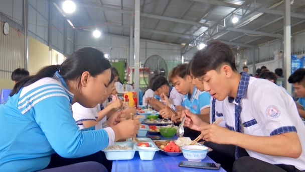 Cơm miễn phí hỗ trợ học sinh ôn thi tốt nghiệp
