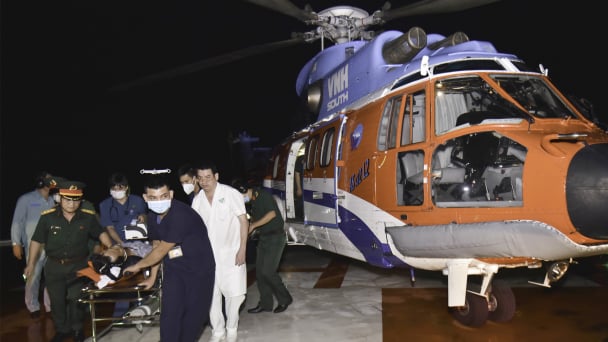 Trực thăng đưa ngư dân Trường Sa bị đột quỵ về đất liền