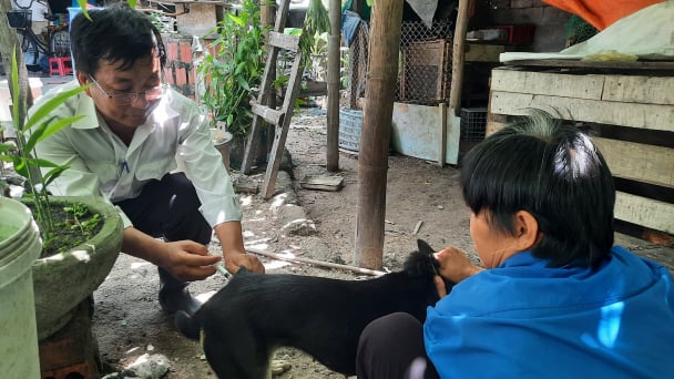[Bài 4] Thiếu nhân lực, lãnh đạo cũng phải cầm xi lanh đi tiêm phòng