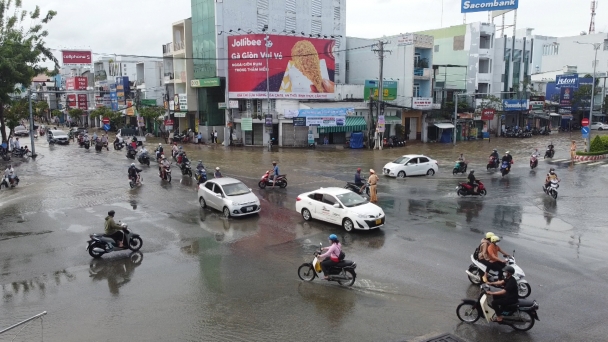 Nhiều tuyến đường ở Cần Thơ bị ngập sâu do triều cường