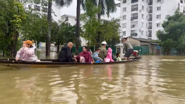 Đường phố ở Huế biến thành sông