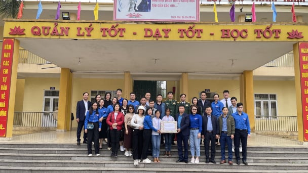 Sở NN-PTNT tỉnh Quảng Ninh trao quà cho các hộ nghèo, cận nghèo
