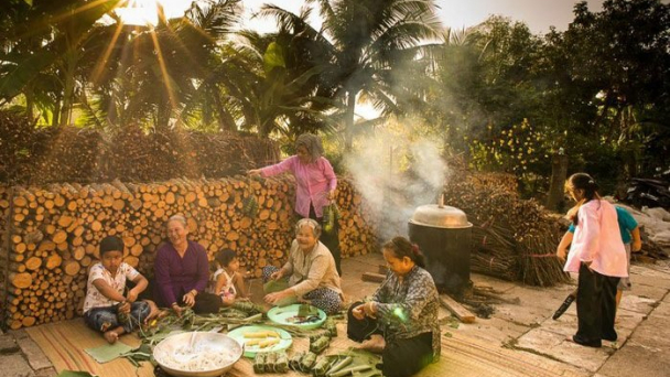 Tết về bên bếp mẹ: Giữ lửa bếp nghề của mẹ