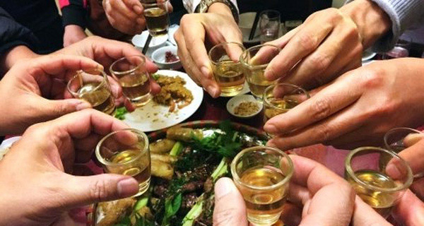 Ngày Tết, uống rượu bia sao cho an toàn