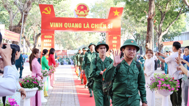 Hàng ngàn thanh niên TP.HCM lên đường nhập ngũ