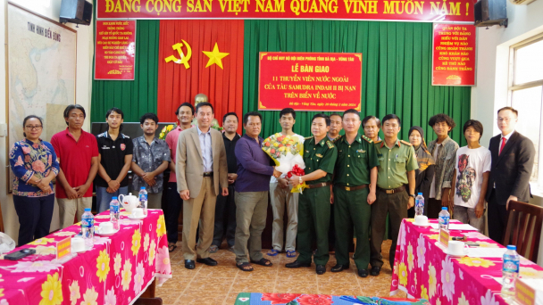 Bàn giao 11 thuyền viên nước ngoài bị nạn trên biển về nước