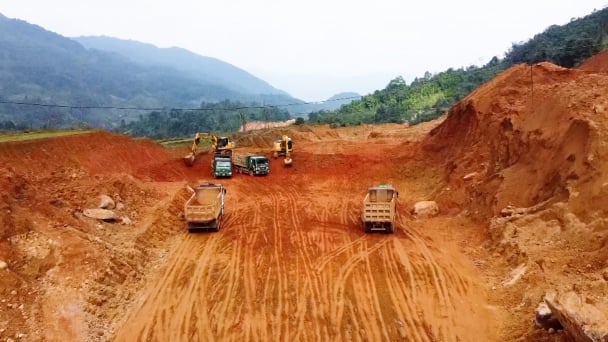 Thiếu đất đắp nền, dự án làm đường 116 tỷ có nguy cơ 'vỡ trận'