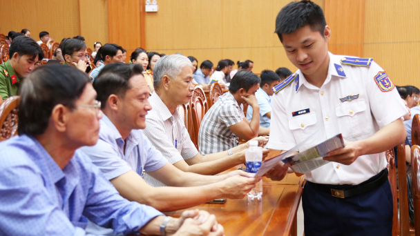 Tuyên truyền cho 300 cán bộ, ngư dân về chống khai thác IUU