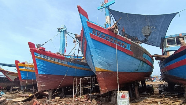 Giấy phép không đúng vùng khai thác, ngư dân đành cho tàu nằm bờ