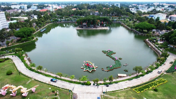 Bản đồ Việt Nam làm từ 5.000 chậu sen hồng