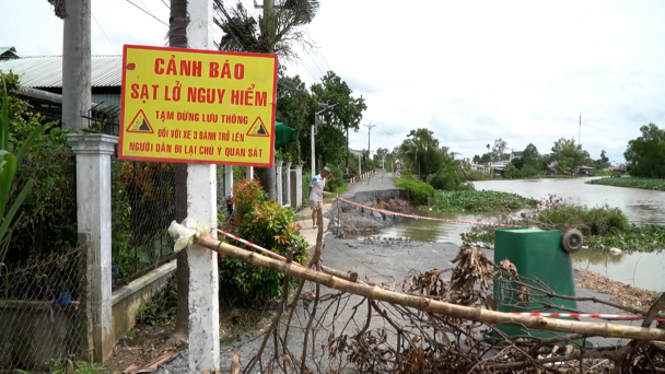 Sạt lở tuyến đường bờ sông nối liên xã dài 60m