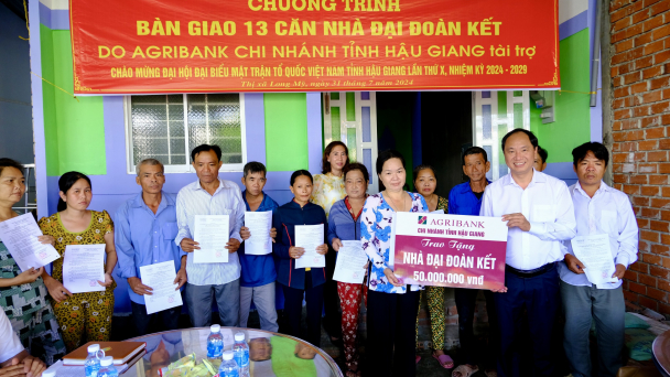 Agribank Hậu Giang bàn giao 13 căn nhà đại đoàn kết