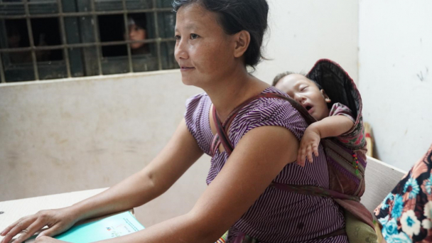 Địu con tìm chữ