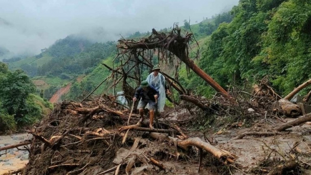 Lắp kẻng, trang bị bộ đàm cho cộng đồng ứng phó với thiên tai