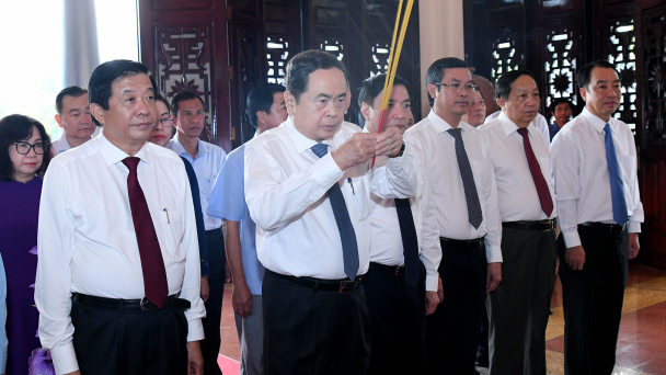 Chủ tịch Quốc hội dâng hương tưởng nhớ các bậc tiền bối