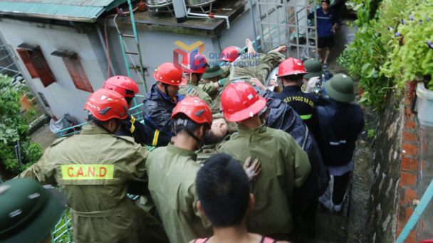 Hơn 3 tiếng ‘nghẹt thở’ giải cứu cháu bé bị vùi lấp do sạt lở
