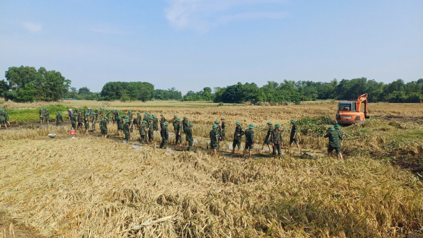 Tình quân dân ấm áp trong mùa mưa lũ
