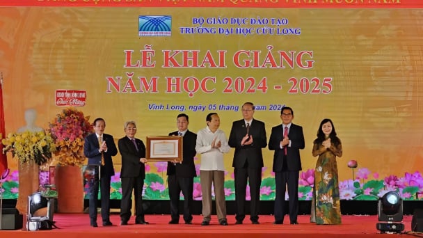 Trường Đại học Cửu Long nhận Bằng khen của Thủ tướng Chính phủ