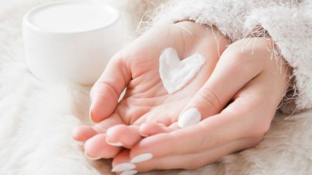 Mách bạn cách khắc phục da tay khô nứt nẻ vào mùa đông