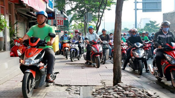 Trường hợp nào được đi xe máy lên vỉa hè mà không bị xử phạt?