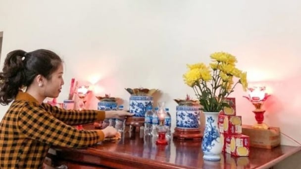 Hướng dẫn cách dọn bàn thờ, tỉa chân hương cuối năm đón tài lộc