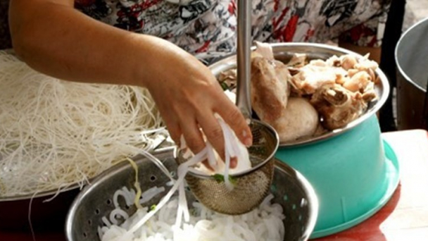 Người bán thực phẩm chín không đeo găng tay bị phạt đến 3 triệu đồng