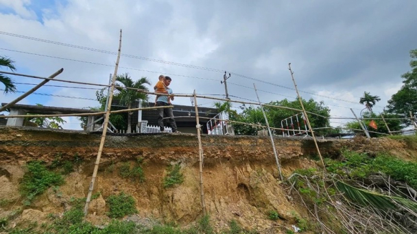 Hơn 50 hộ dân ngóng xây kè sông Hiếu ngăn sạt lở nghiêm trọng