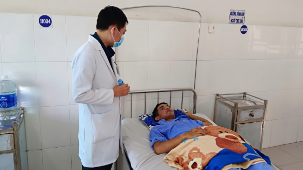 Phẫu thuật thành công tạo hình mi mắt từ sụn mũi của bệnh nhân